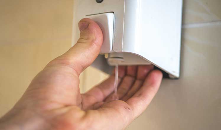 Optimiser l'hygiène de vos sanitaires : guide des distributeurs de savon et sèche-mains 